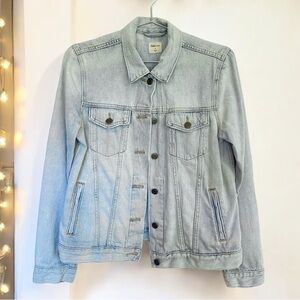 GAP Classic Style & Fit Light Blue Wash Mid-weight Denim Jean Jacket